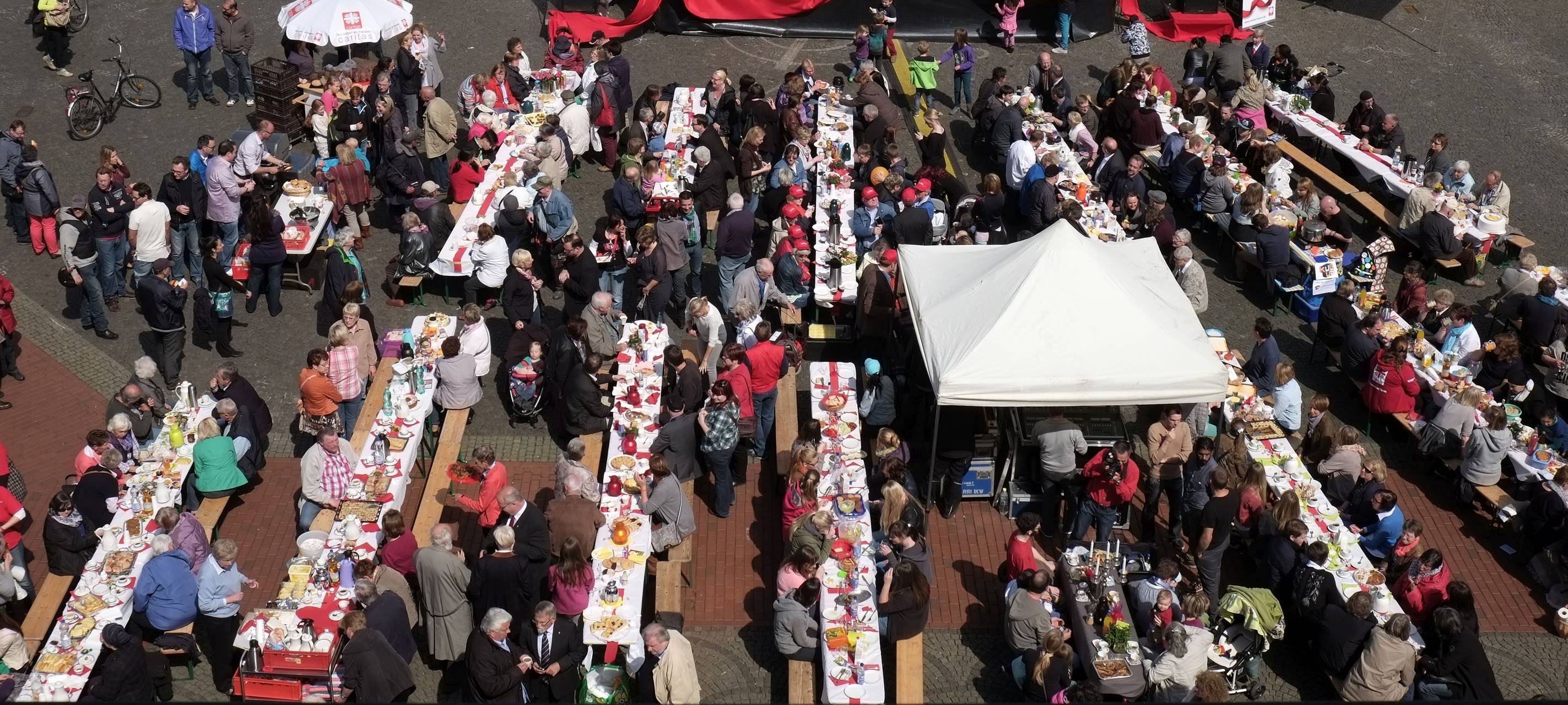 Der Marktplatz ist voller Bänke und Tische.