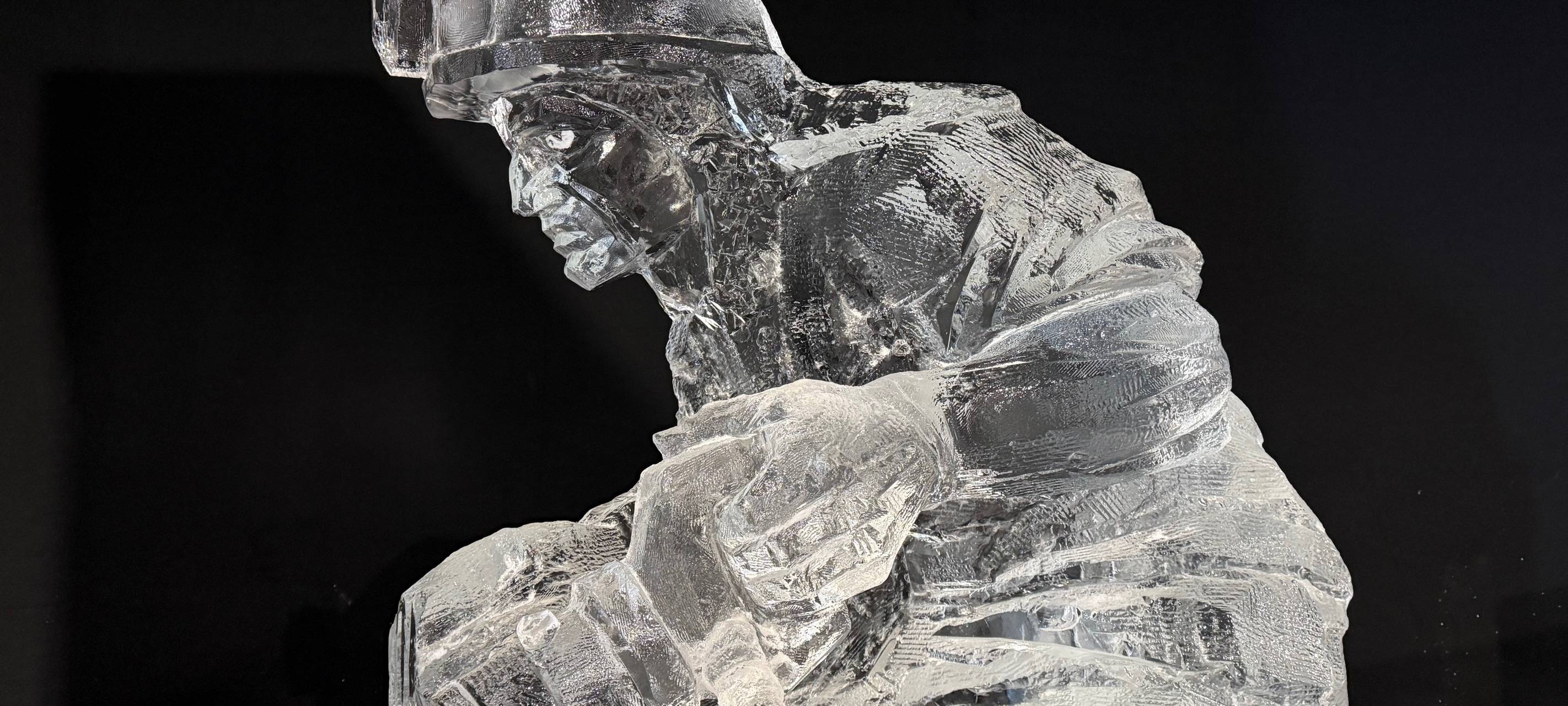 Die Eisskulptur eines Bergmannes in der Eiswelt in Oberhausen.