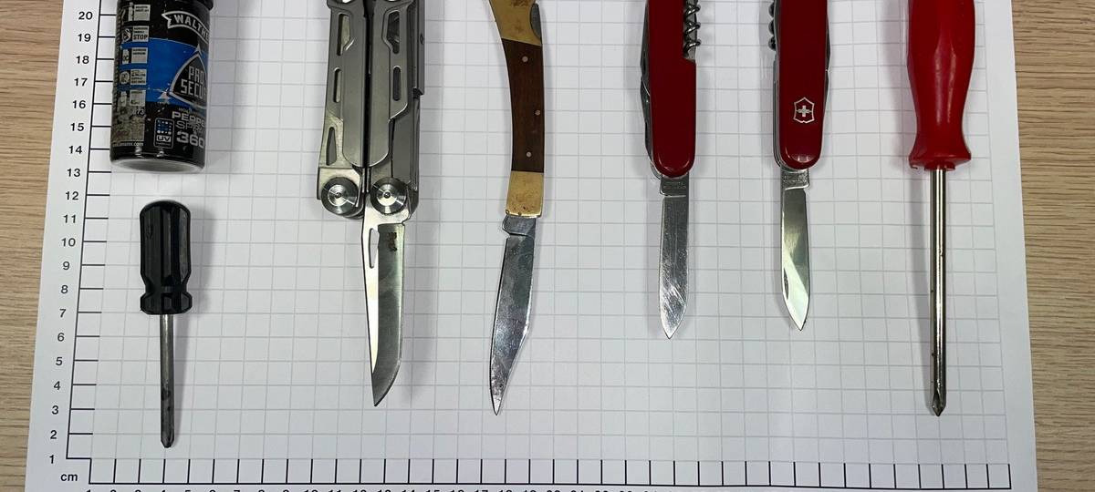 Einige der von der Polizei am Hauptbahnhof sichergestellten Gegenstände.