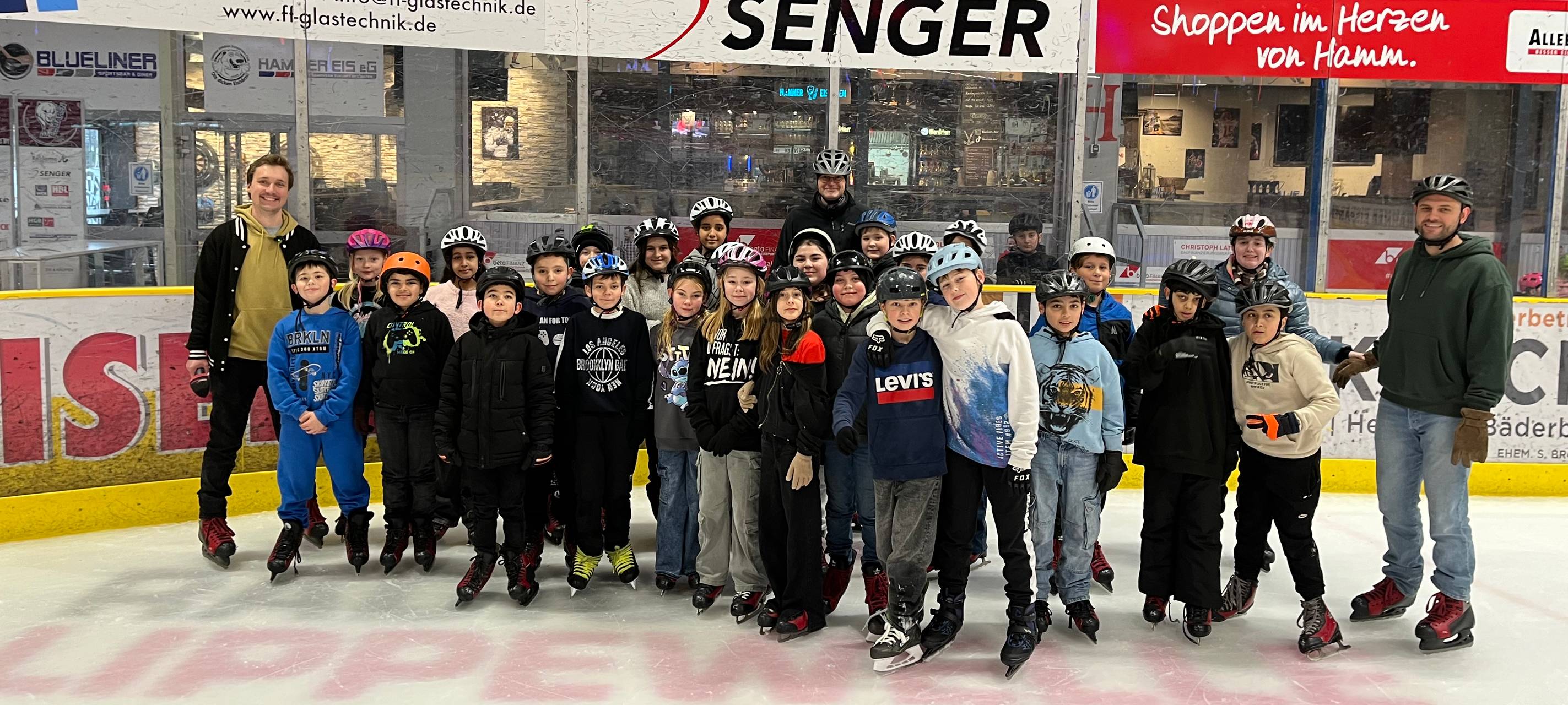 Ein Gruppenbild unserer Radioklasse auf der Eisfläche.
