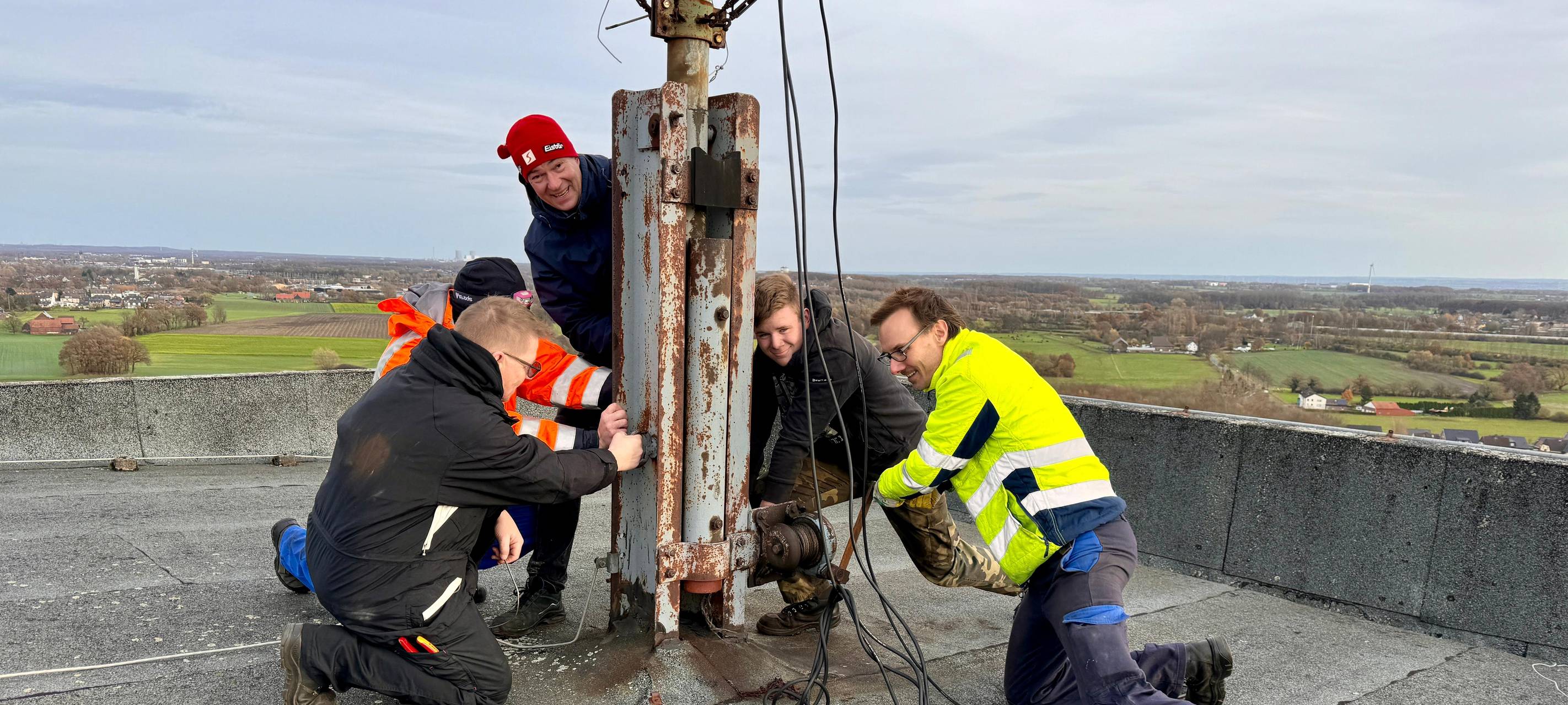Der Tannenbaum auf dem Hammerkopfturm wird angebracht.
