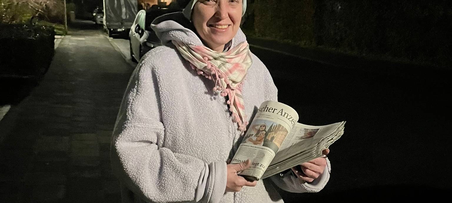 Mitten in der Nacht ist Katharina Schick für den WA unterwegs und verteilt Zeitungen.