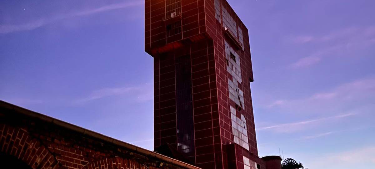 Der Weihnachtsbaum auf dem Hammerkopfturm in Pelkum leuchtet.