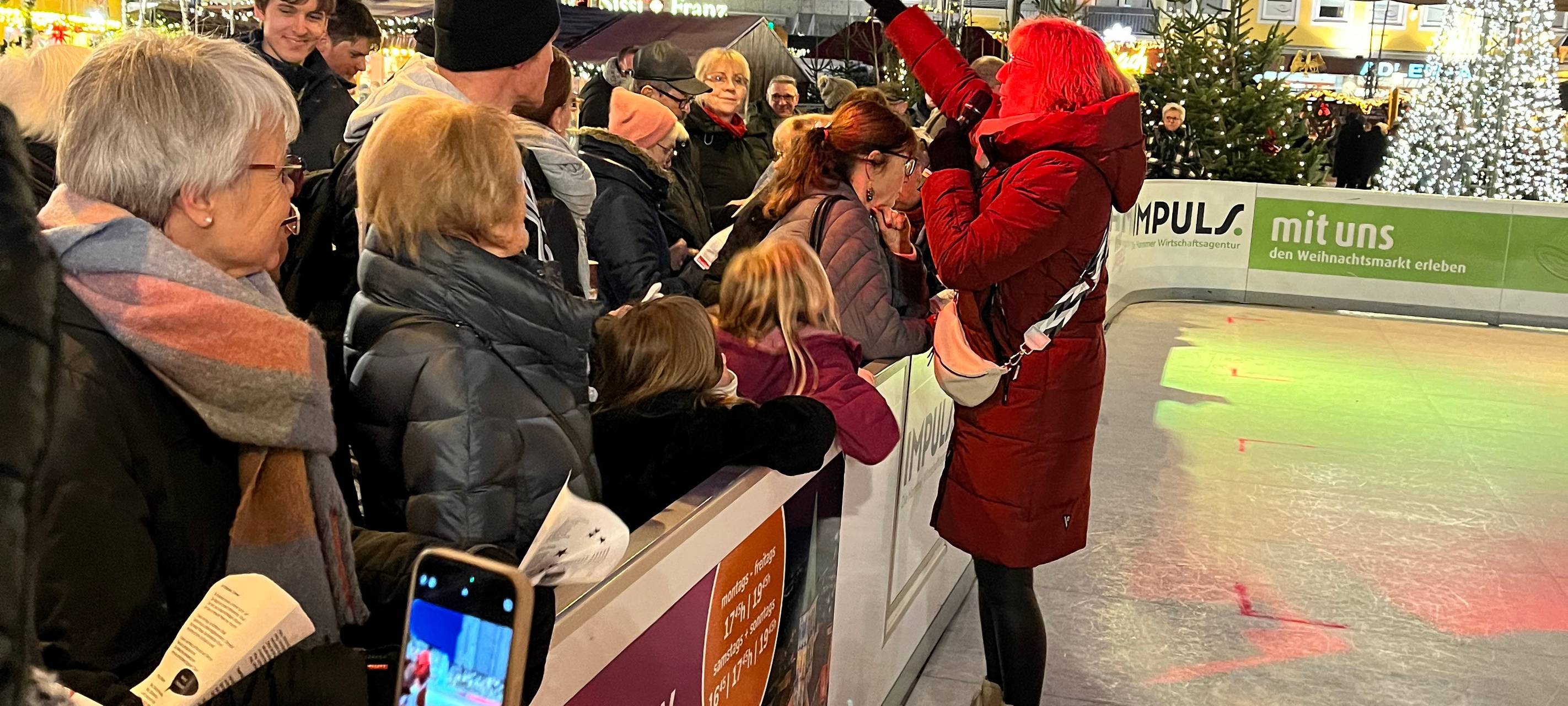 Lippewelle-Moderatorin Simone Niewerth motiviert das mitsingende Publikum.