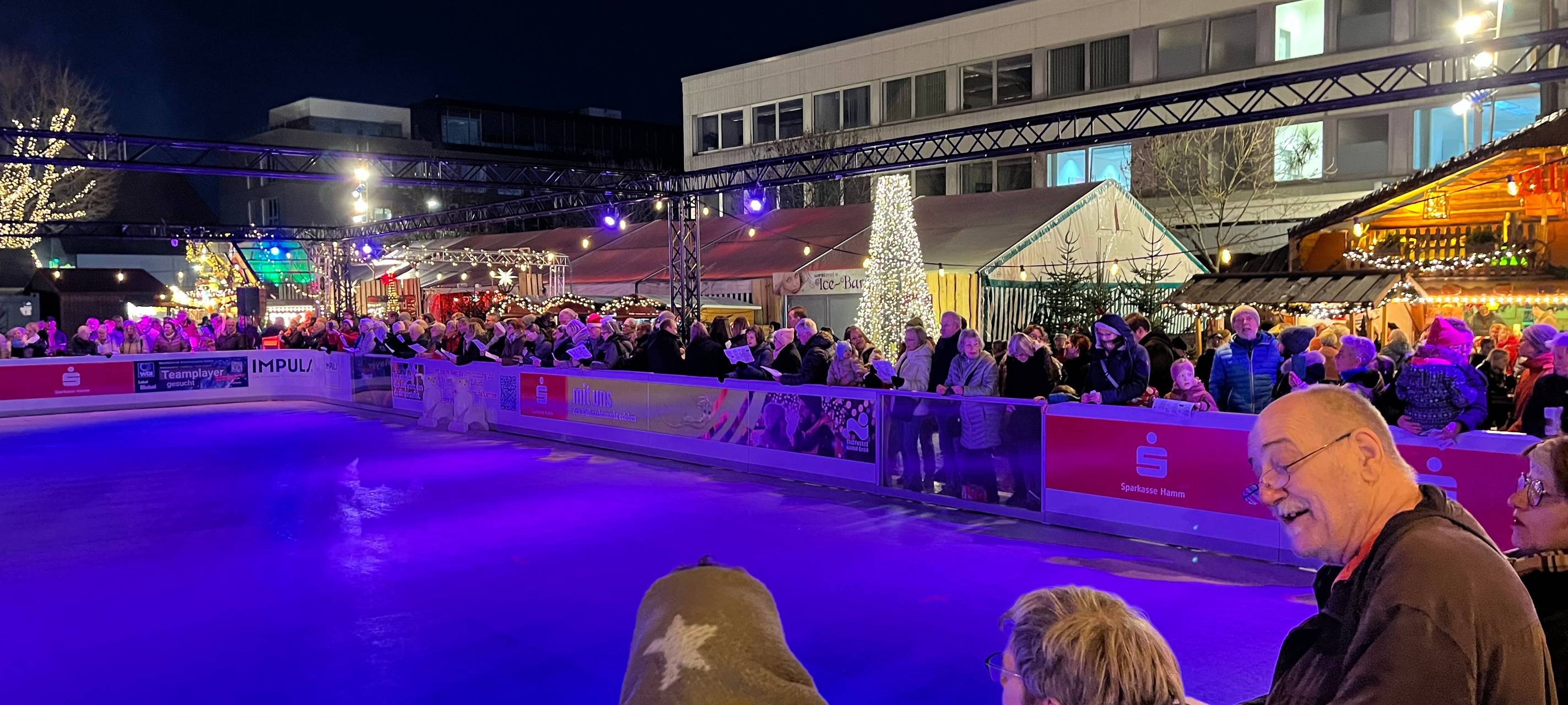 Viele Hammer sind zum Mitsingkonzert an der Eisbahn auf dem Hammer Weihnachtsmarkt gekommen.