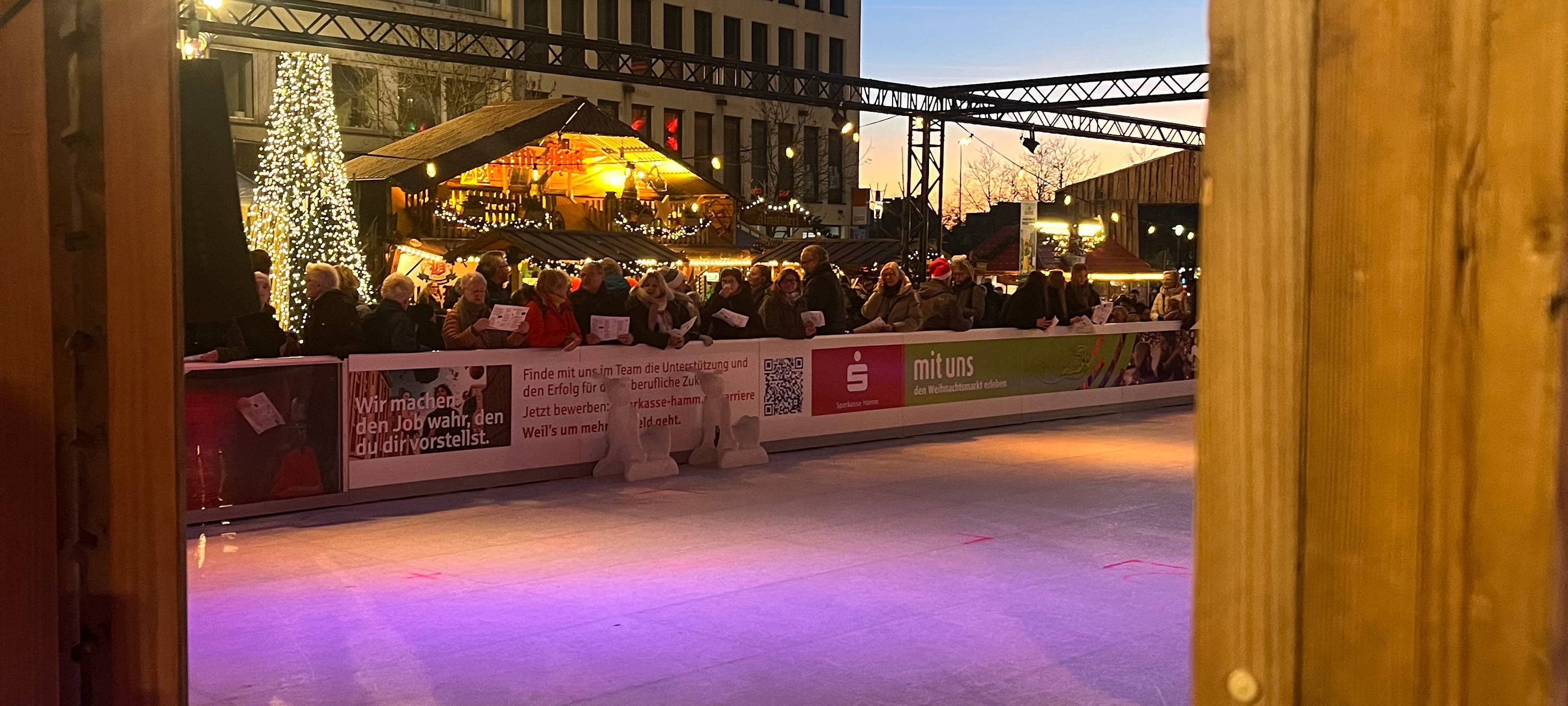 Blick auf den Hammer Chor vor der Eisbahn auf dem Hammer Weihnachtsmarkt.
