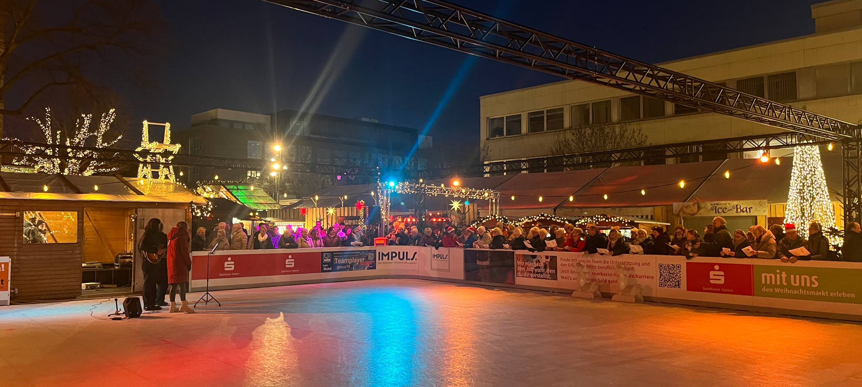 Vorweihnachtliche Stimmung beim Mitsingkonzert auf dem Hammer Weihnachtsmarkt.