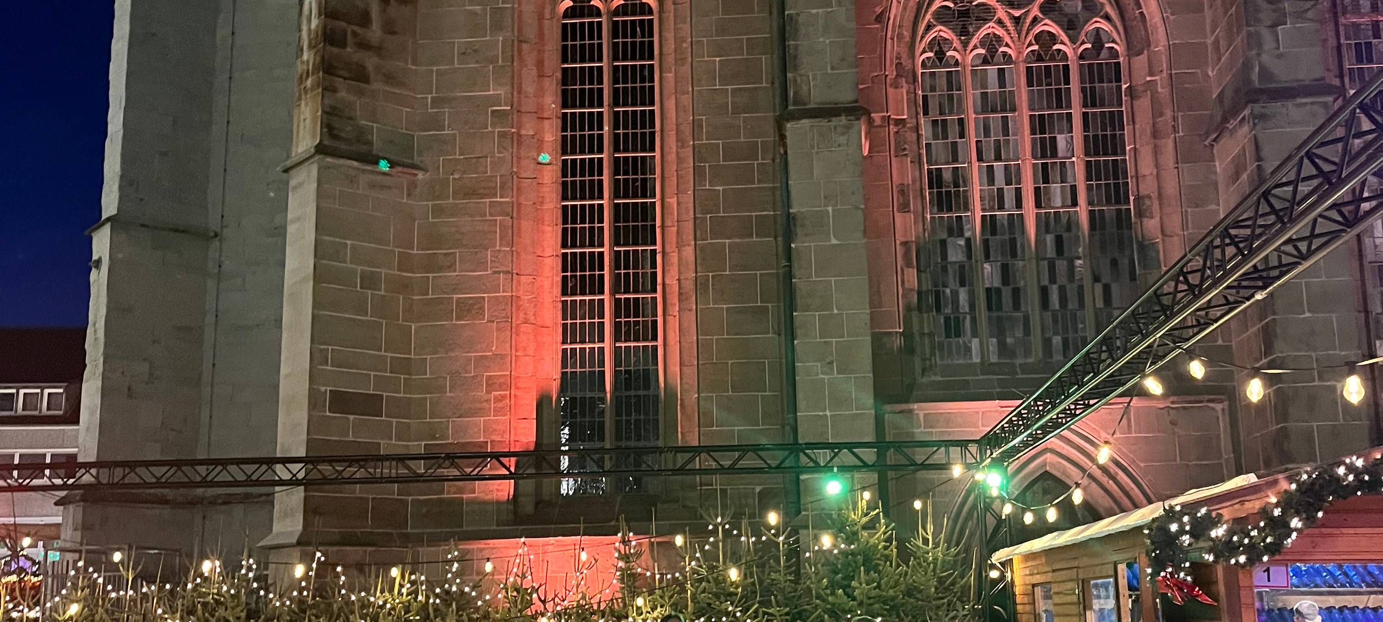 Lippewelle-Moderatorin Simone Niewerth singt mit Freddy Pieper auf der Eisbahn vom Hammer Weihnachtsmarkt Weihnachtslieder.