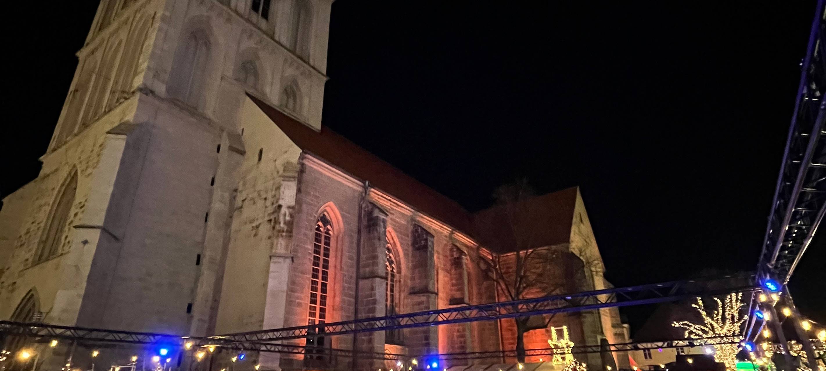 Das Mitsingkonzert auf der Eisbahn auf dem Hammer Weihnachtsmarkt vor der Pauluskirche.