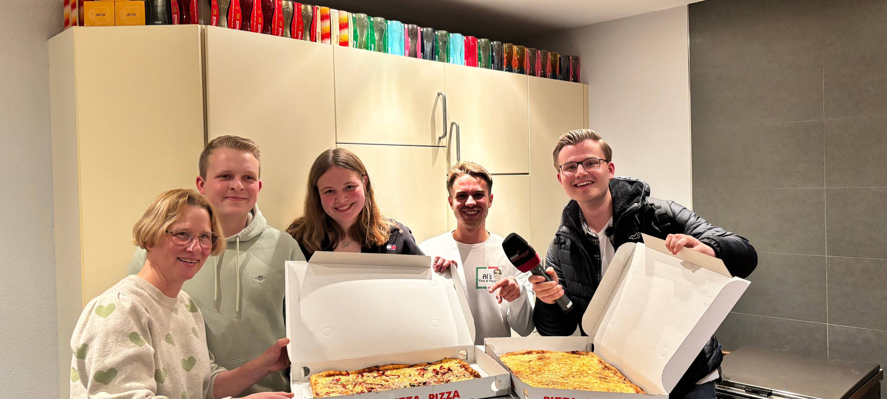 Das Lippewelle-Pizzataxi mit Reporter Finn Hartmann bringt Lippewelle-Hörerin Anja ihre Bestellung vorbei.