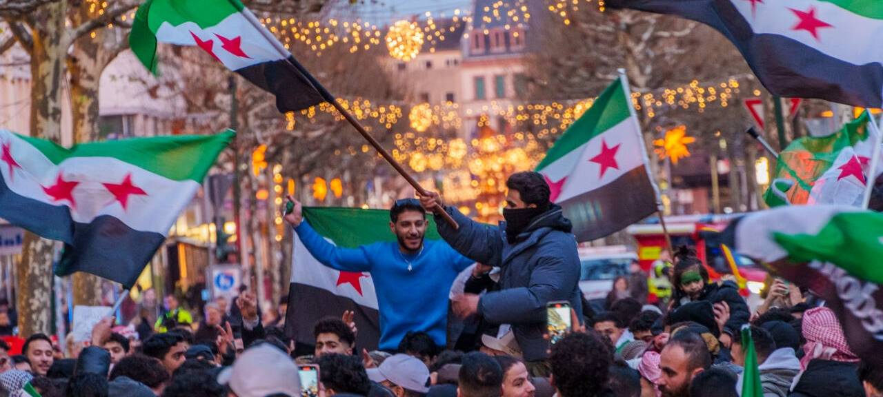 Exil-Syrer feiern auf dem Schillerplatz und der Ludwigstraße den Sturz des Assad-Regime. Rebellen haben in Syrien den Sturz von Baschar-al Assad (Baath-Partei), Staatspräsidenten Syrien, erzwungen. Der Diktator ist offenbar aus dem Land geflohen.