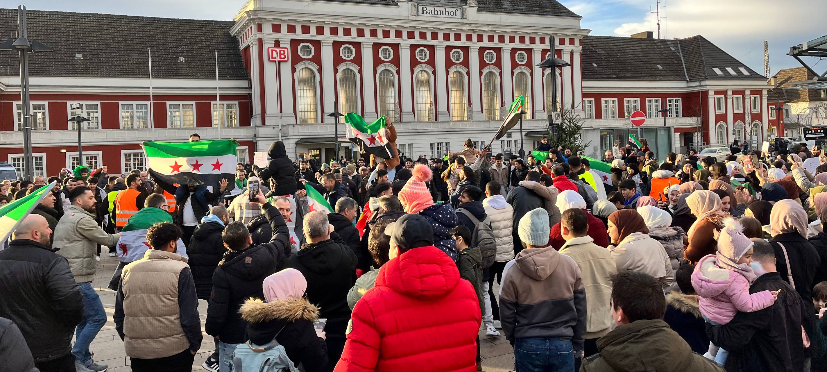 Hunderte Syrer feiern in Hamm Sturz von Assad