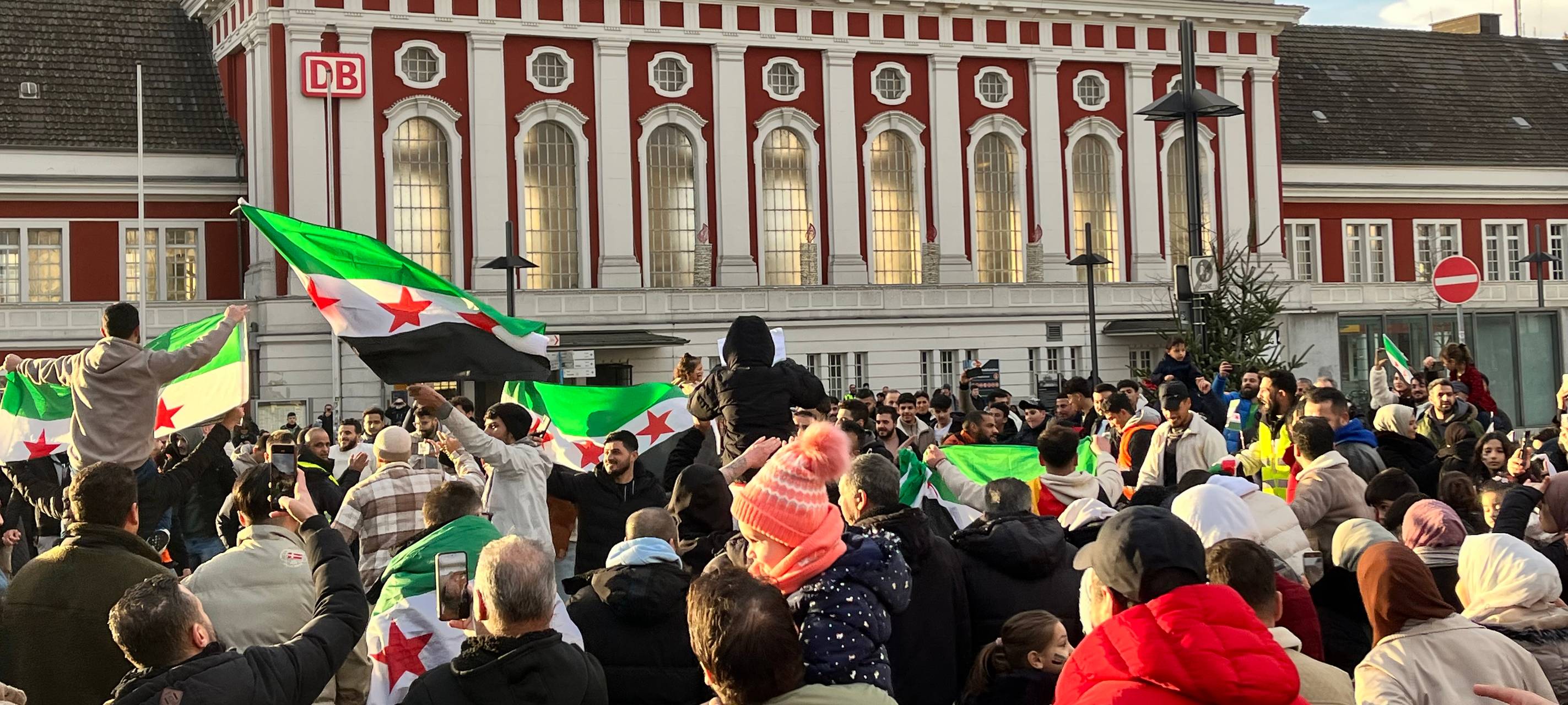 Hunderte Syrer feiern in Hamm Sturz von Assad