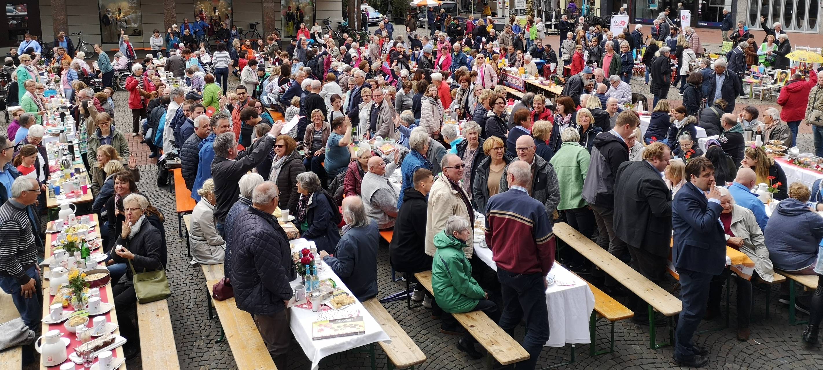 Tafel der Solidarität lockt rund tausend Menschen an