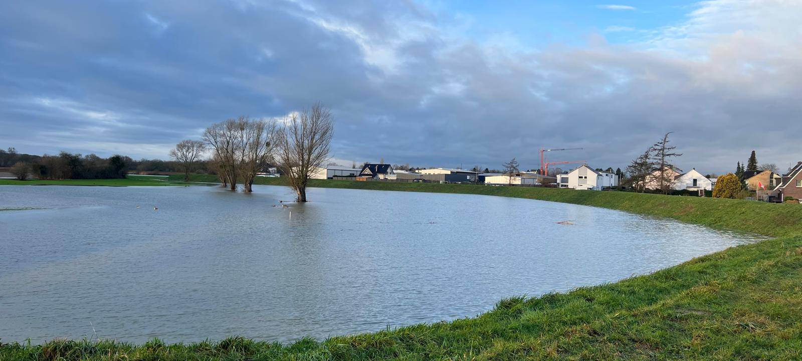 Der Wasserpegel am Ahsedeich ist wieder gestiegen.