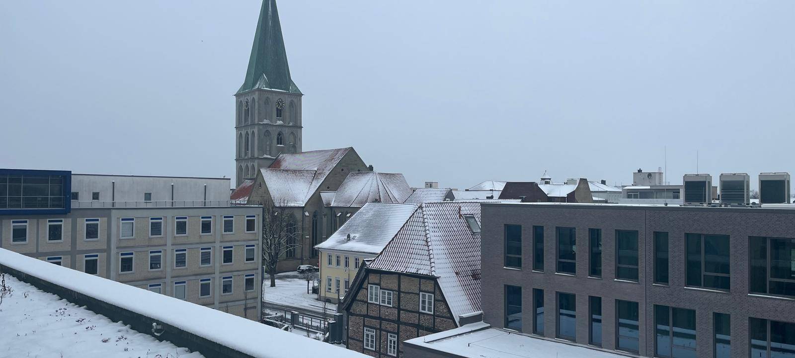 Schnee auf der Pauluskirche in Hamm