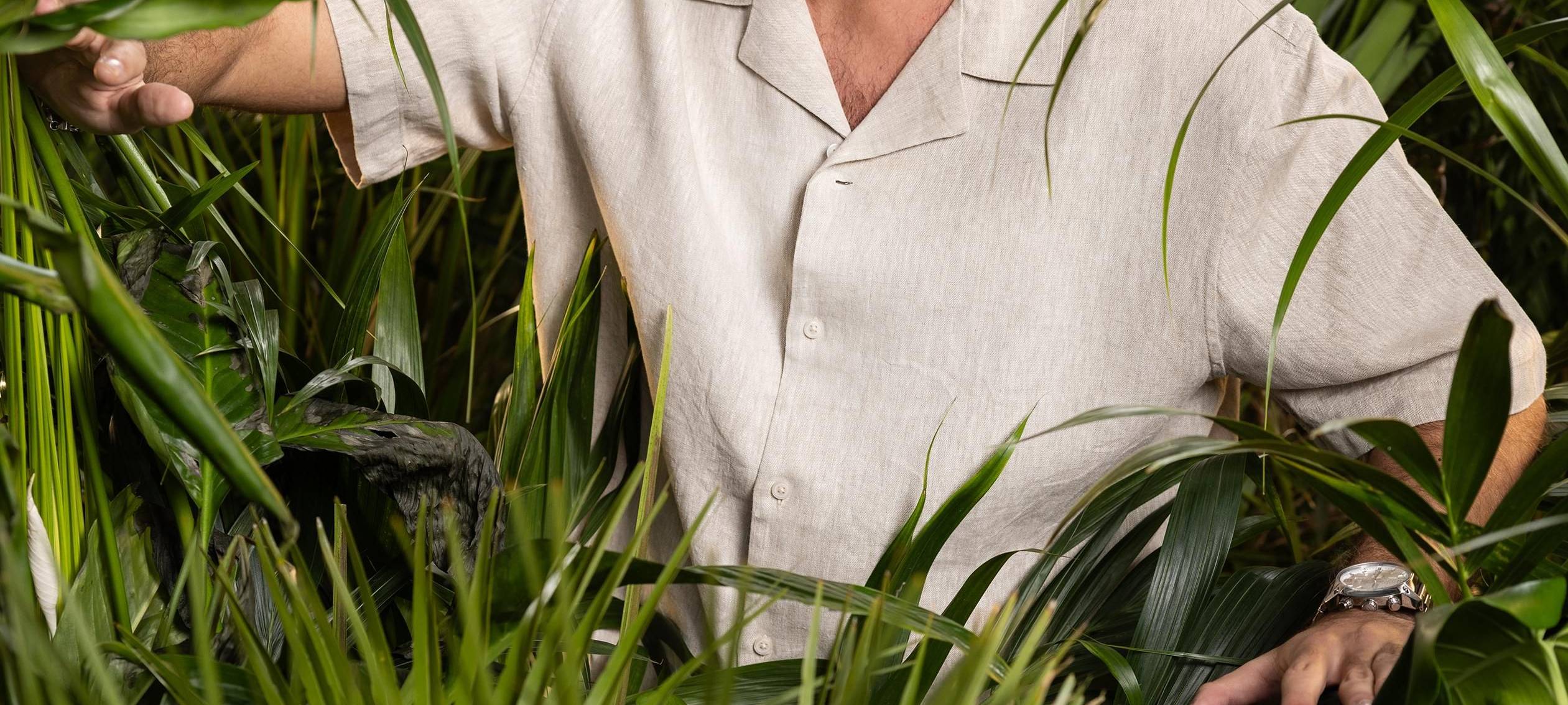 Maurice Dziwak schaut lächelnd in die Kamera - im Rahmen des RTL-Dschungelcamps.