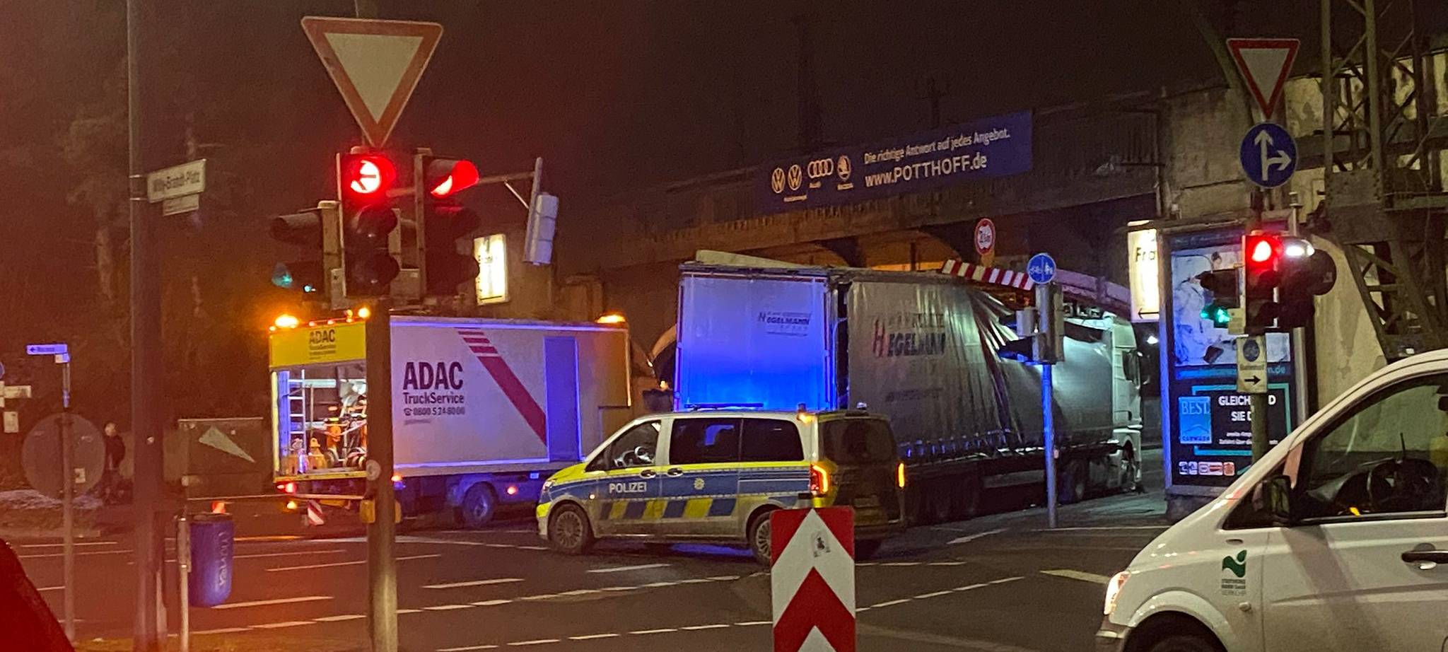 Erneut bleibt ein LKW unter der Brücke auf der Wilhelmstraße stecken.