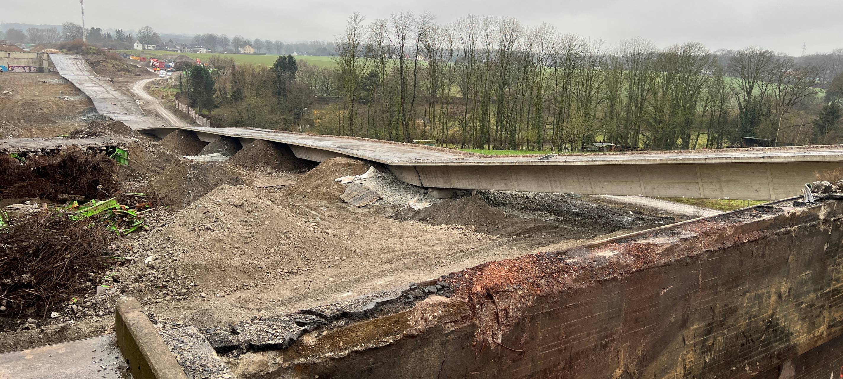 Nichts mehr da von der Brücke. Die ist einfach weggesprengt.