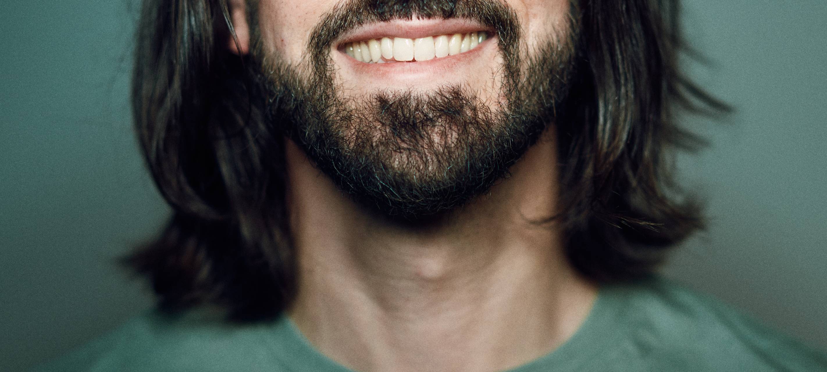 David Kebekus lacht in die Kamera.