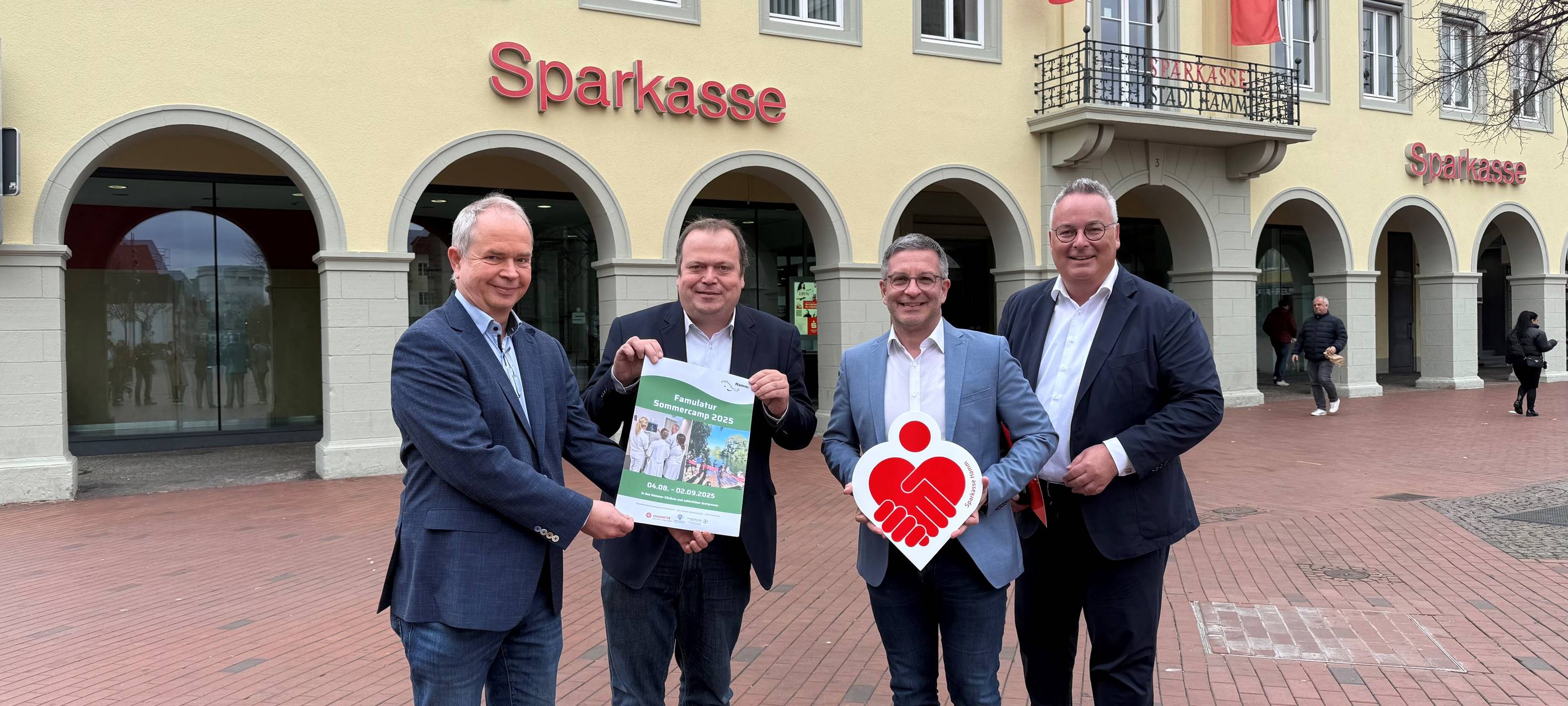 Initiatoren des Famulaturcamp für angehende Mediziner stehen vor der Sparkasse in Hamm