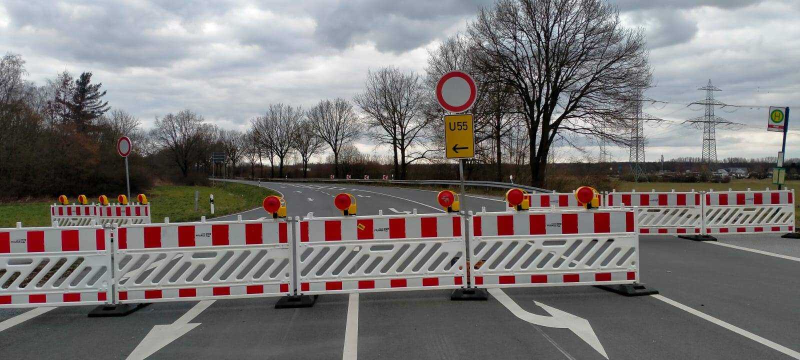 Absperr-Barken stehen noch auf der sanierten Lippestraße.