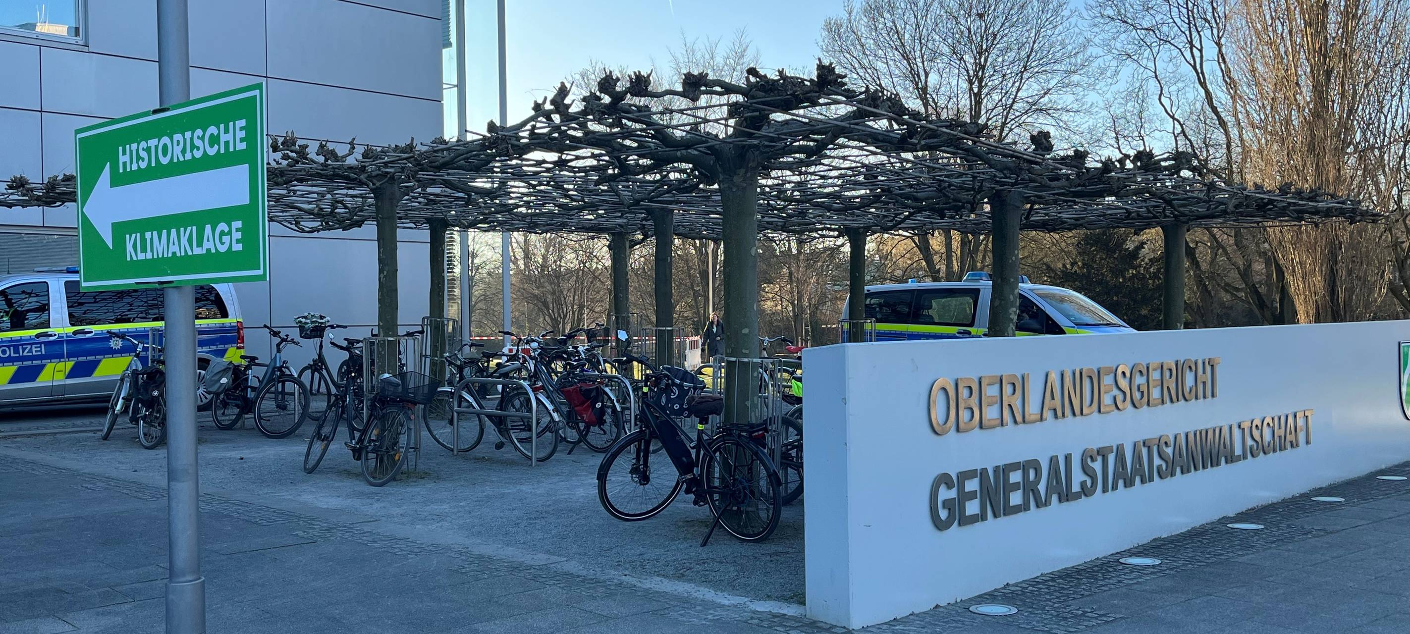 Vor dem OLG Gebäude wird vor und nach dem Prozess von unterschiedlichen Gruppen demonstriert.