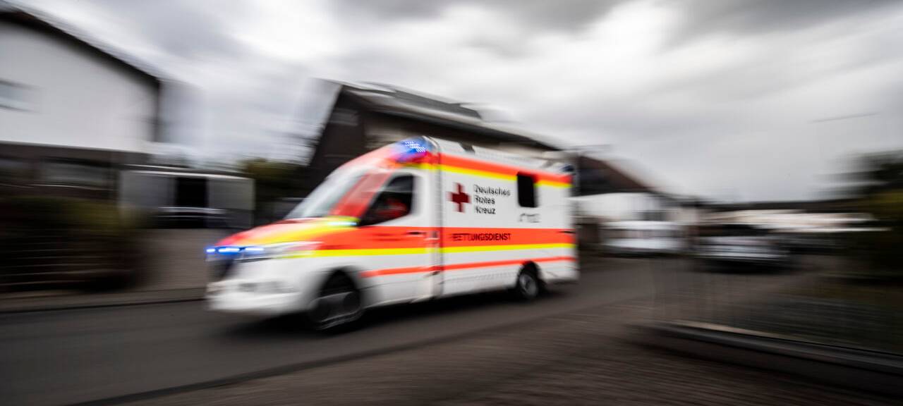 Ein Rettungswagen auf dem Weg zu einem Einsatz