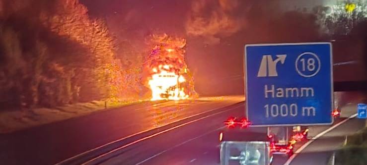 LKW brennt auf A2