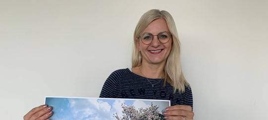 Lippewelle-Hörerin Sandra hat es mit ihrem Foto der Magnolienbäume in den aktuellen Lippewelle-Zuhause-Kalender als Märzmotiv geschafft.