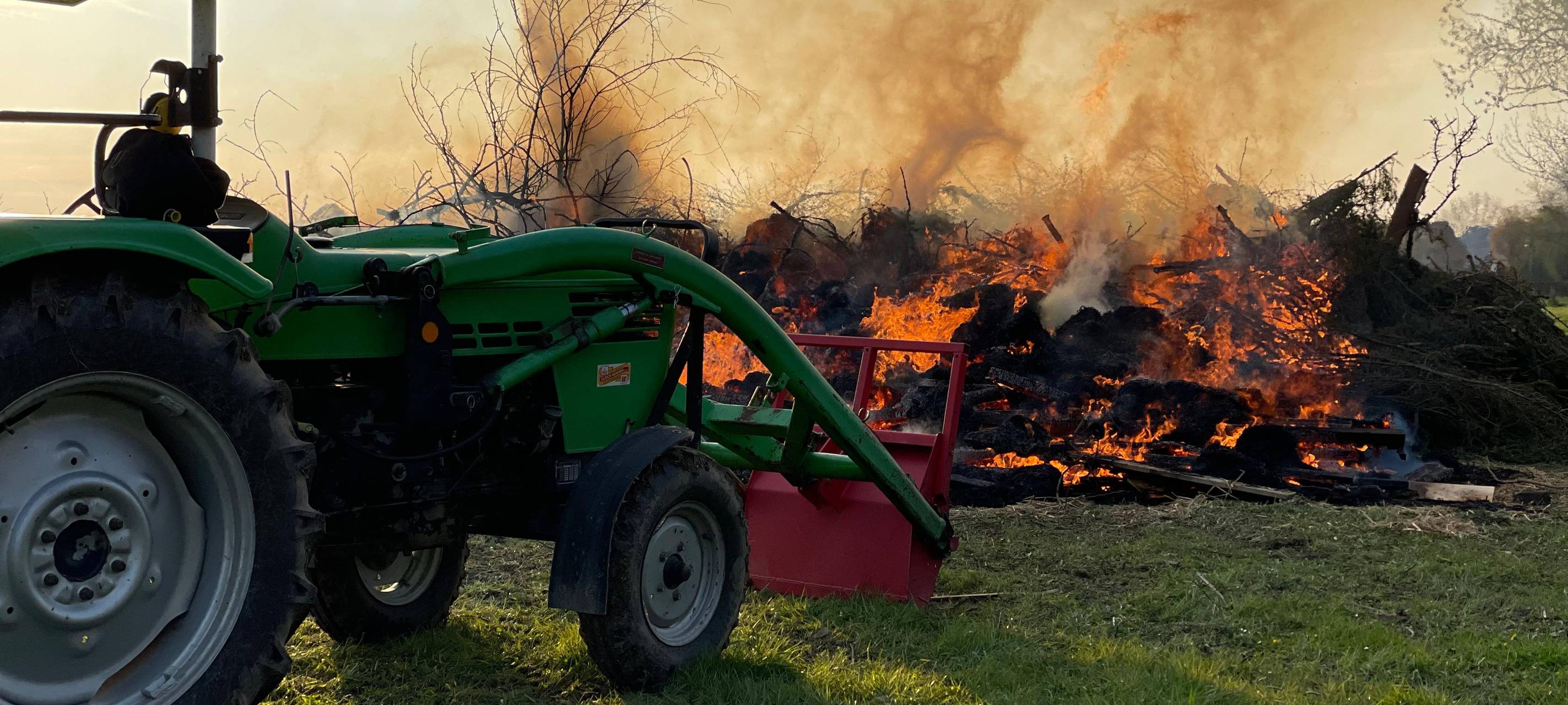 Traktor vor Osterfeuer