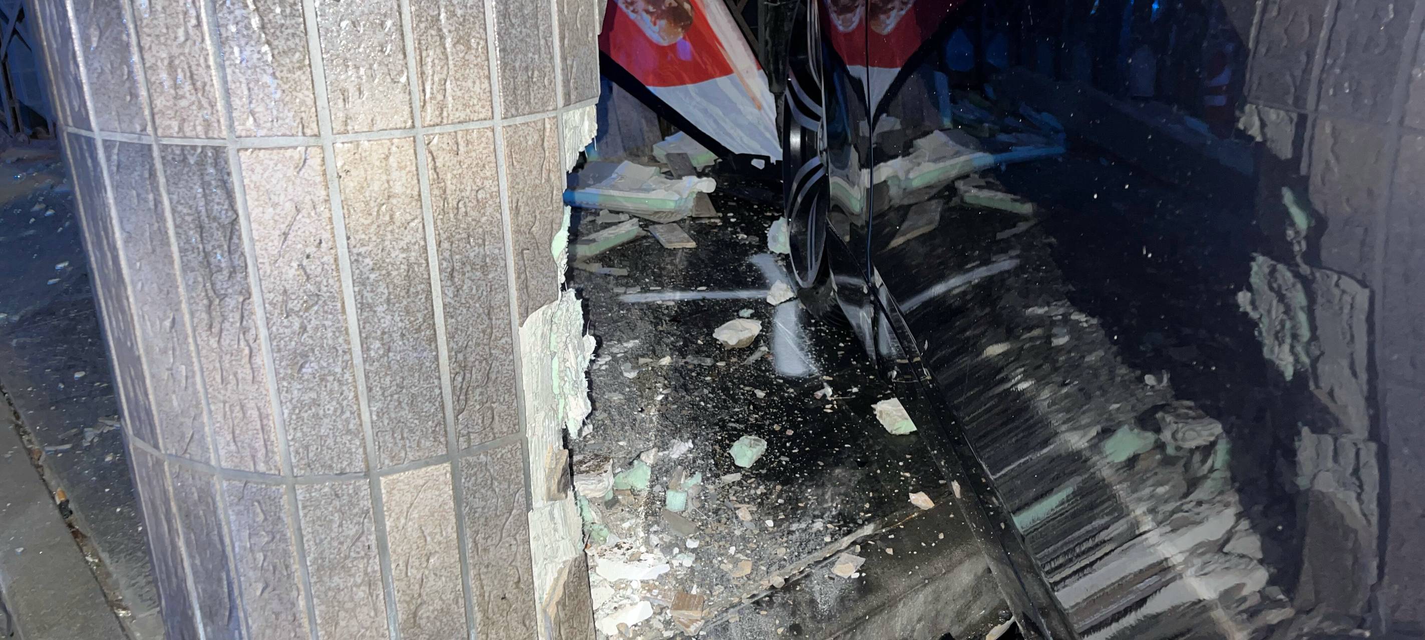 Unfall: BMW kracht in Hamm vor Kiosk