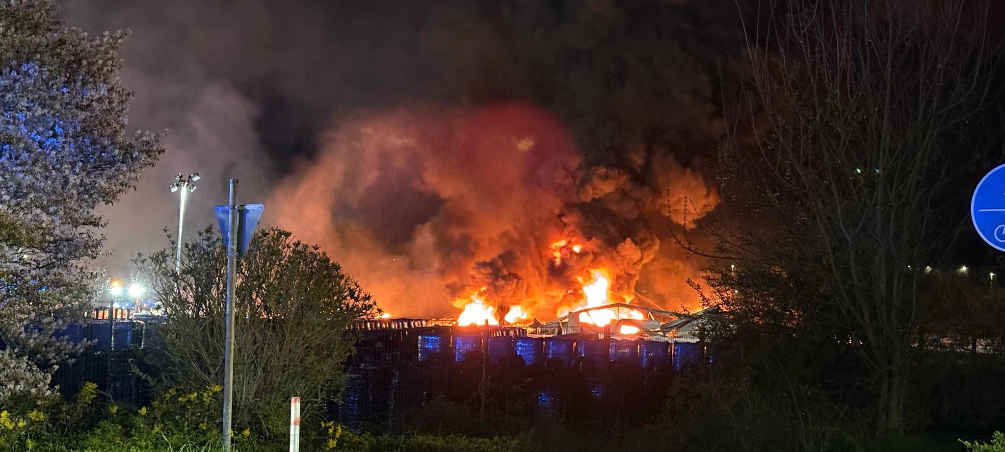 Eine kunststoffverarbeitende Firma in Ahlen brennt. Die Rauchwolke zieht nach Hamm.