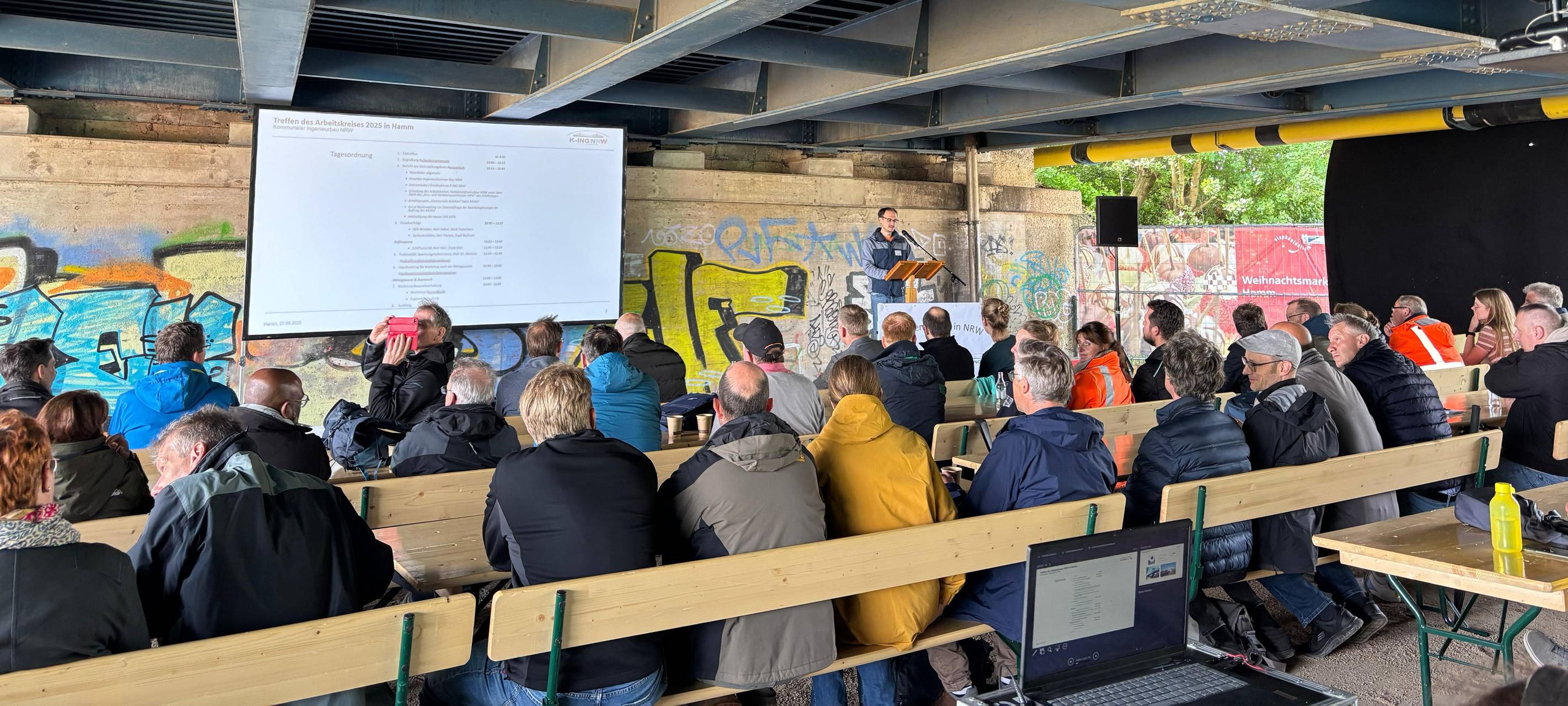 Das Ingenieurstreffen unter der Brücke.