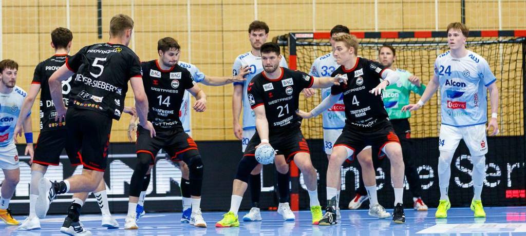 Handballspieler auf dem Feld.