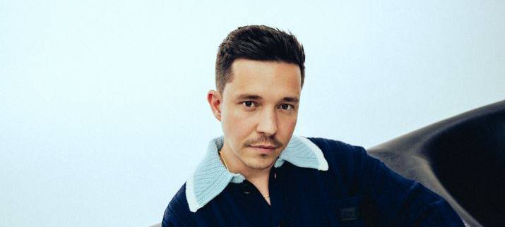 Nico Santos, Popstar aus Deutschland, ist auf dem Foto mit Blick in die Kamera zu sehen