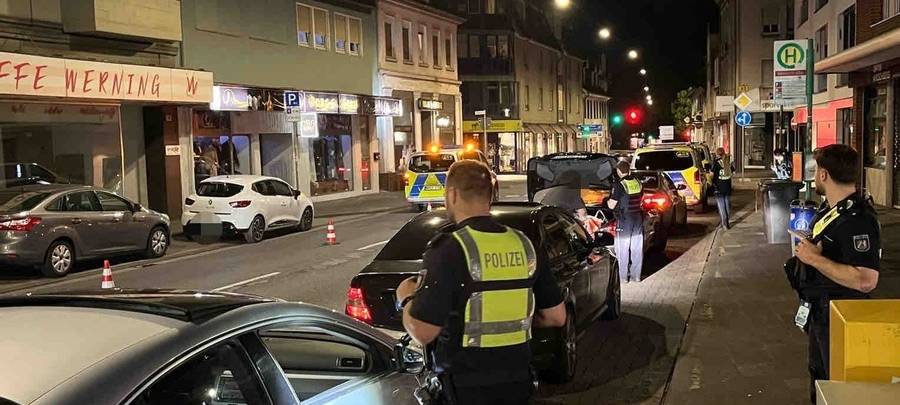 Polizisten kontrollieren den Verkehr auf der Nordstraße.