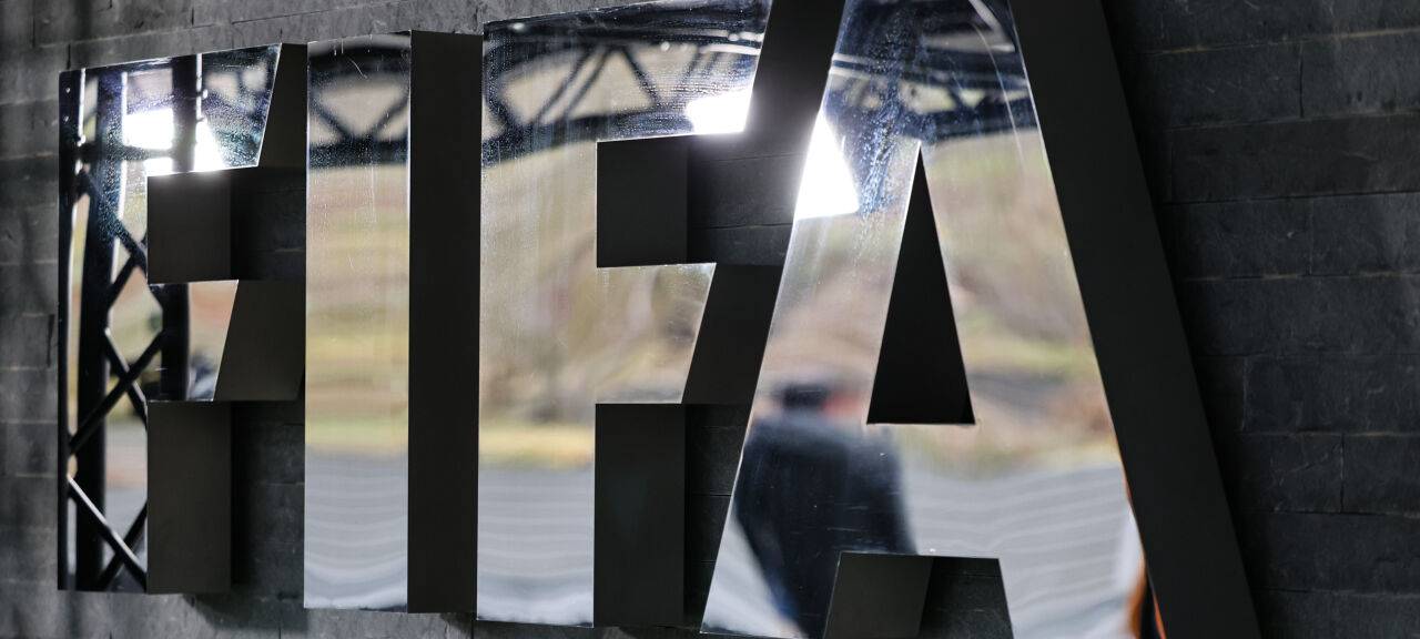 Das Logo des Fußballweltverbands FIFA ist zu sehen.