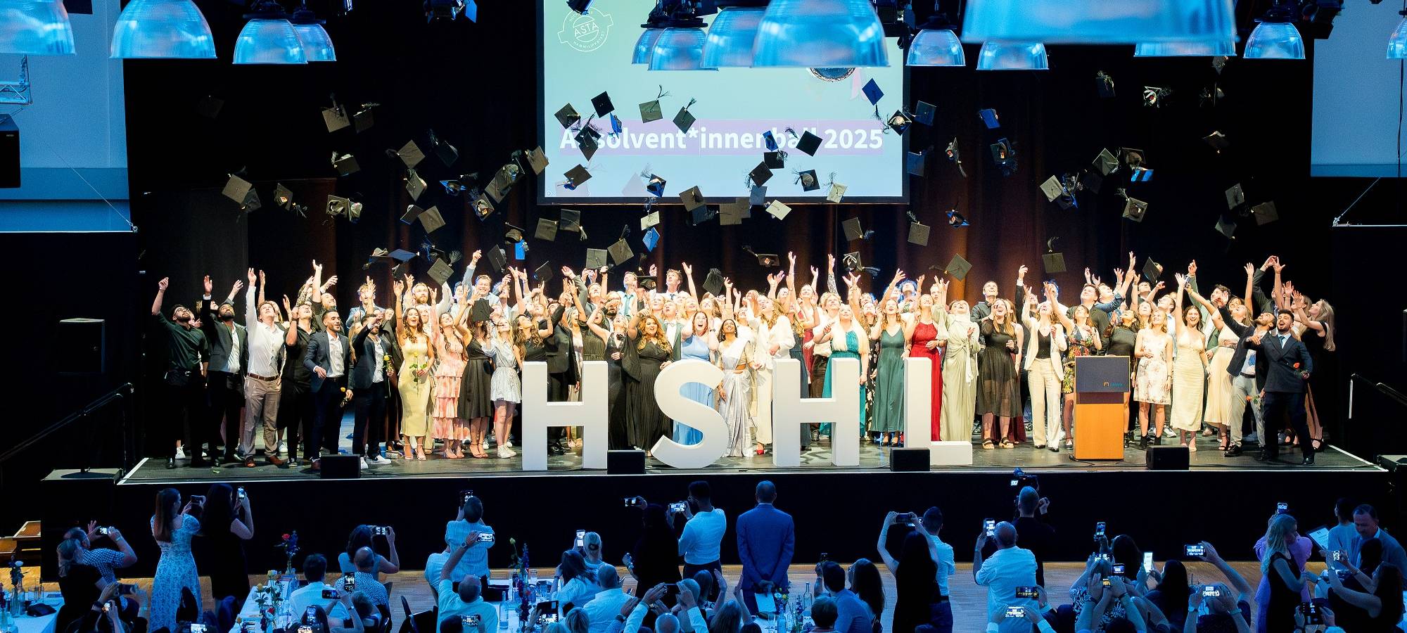 Studierende in Hamm feiern Abschluss an der HSHL