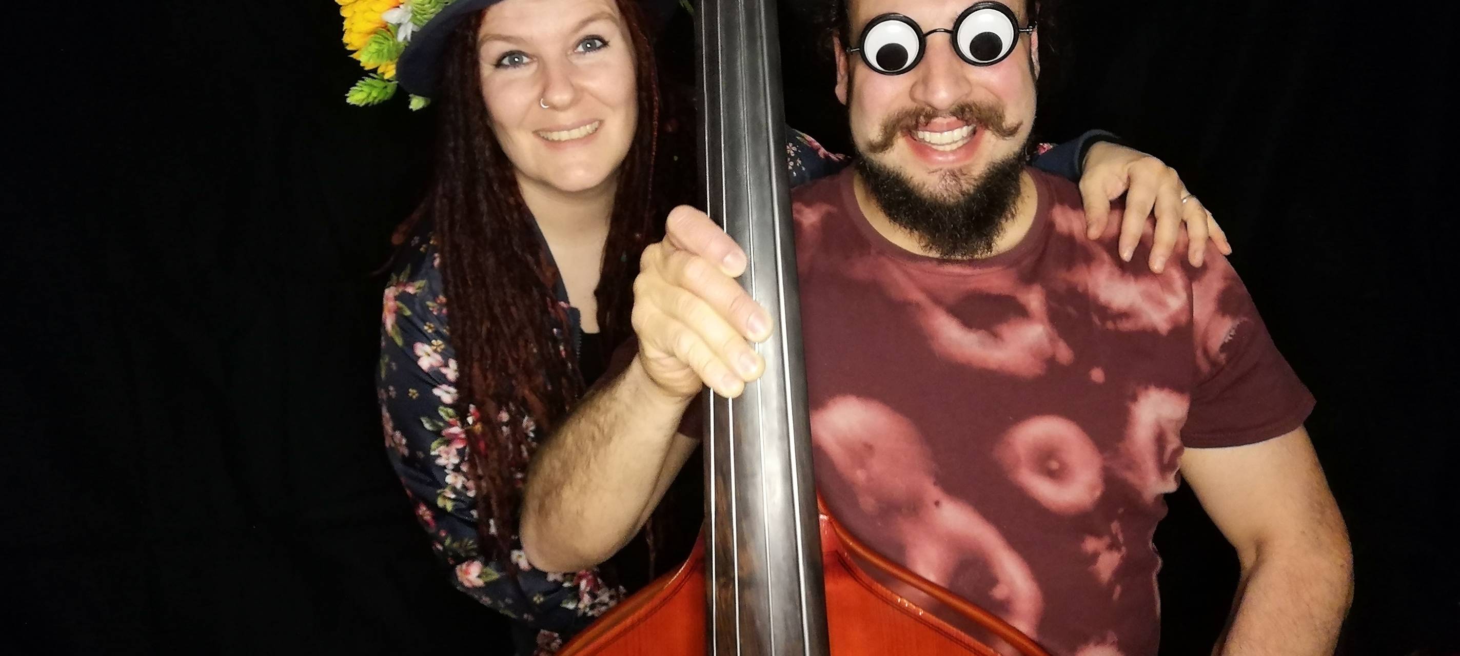 Das Duo "Die Liedergärnter mit Kontrabass