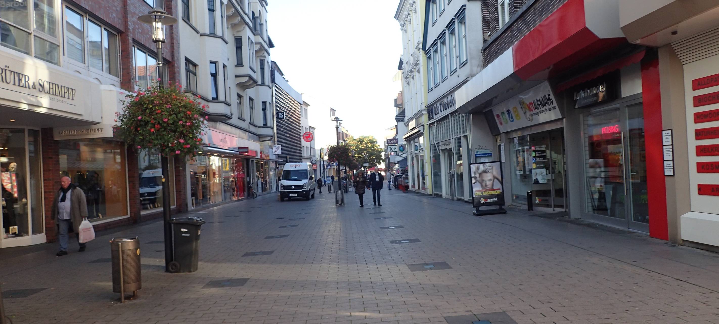 Blick in die Hammer Fußgängerzone mit Geschäften rechts und links