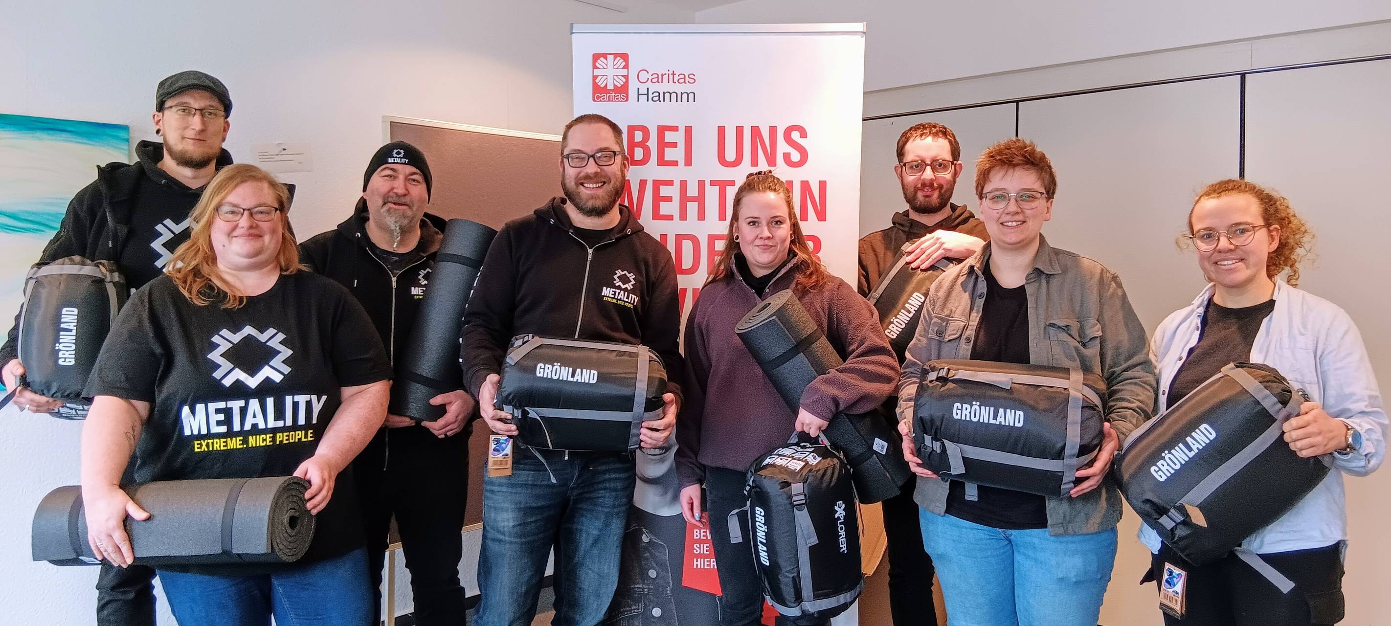 Metal-Szene spendet Schlafsäcke an Caritas Hamm