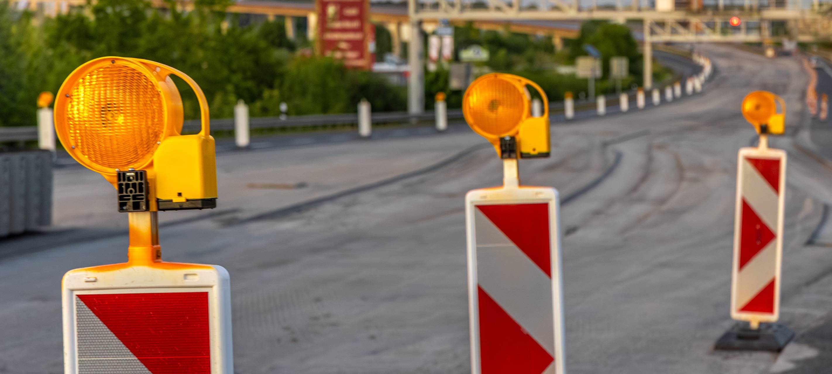 Warnlichter an einer Baustelle