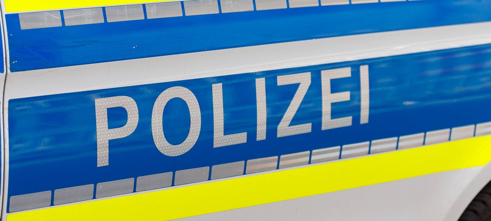 Polizei-Schriftzug auf Auto