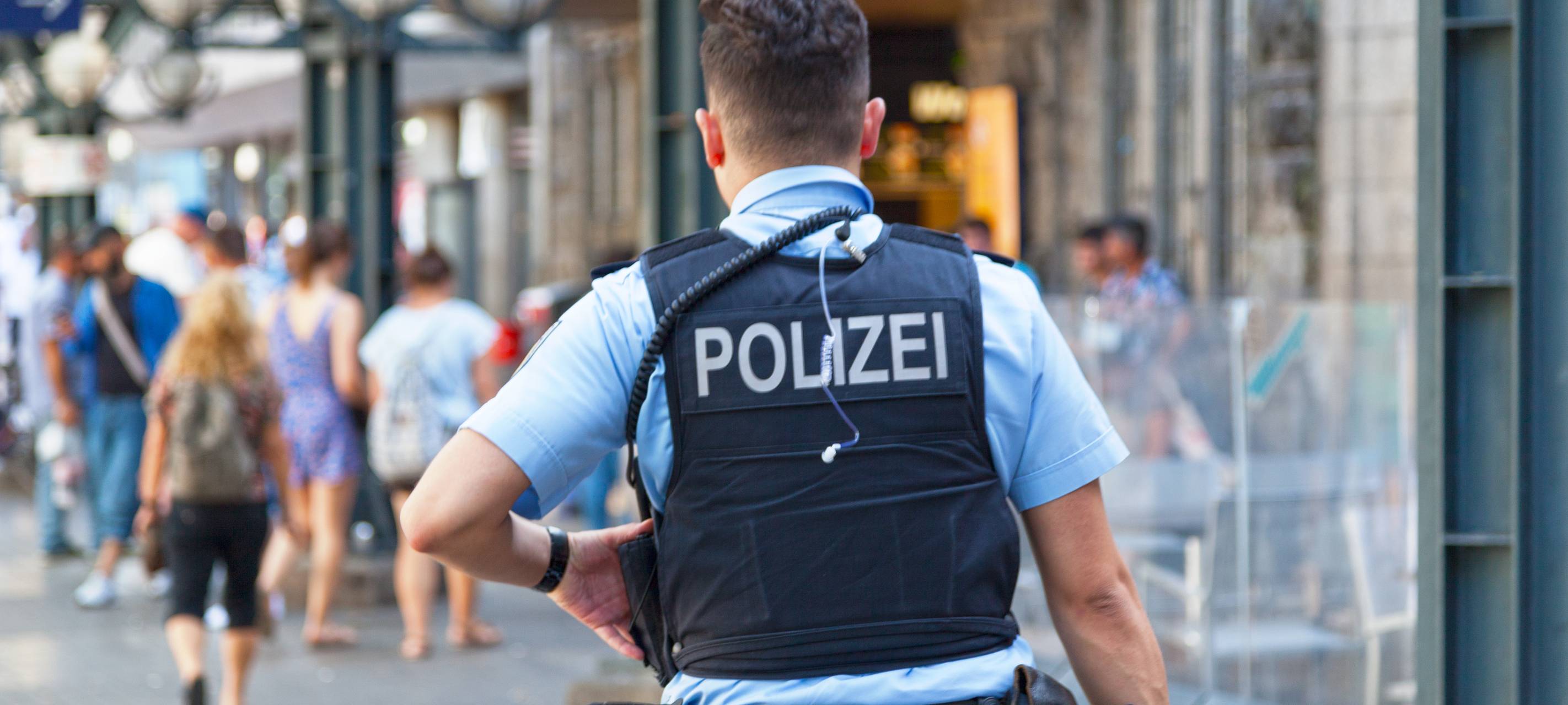 Polizist in der Stadt.