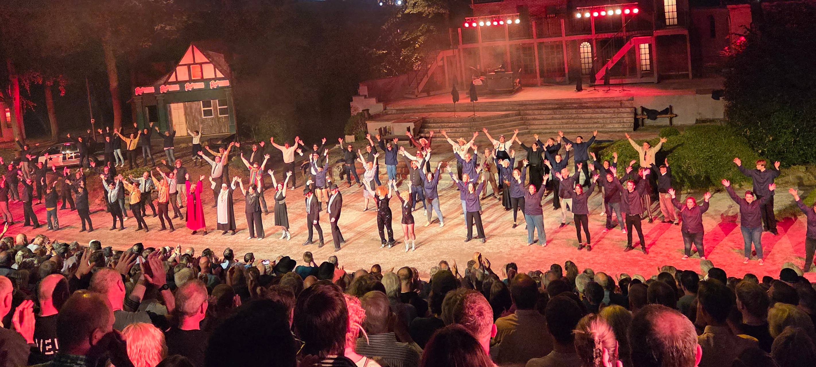 Finale des Stücks "Blues Brothers" auf der Waldbühne Heessen 2025.