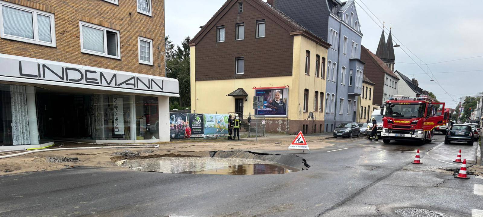 Am Mittwochmorgen (20.08.) hat es auf der Werlerstr. einen Wasserrohrbruch gegeben.