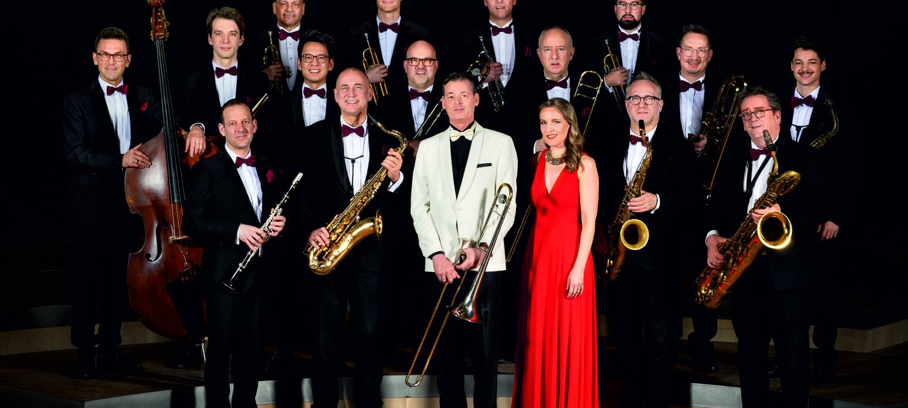 Das Gelnn Miller Orchester im Frack mit Instrumenten