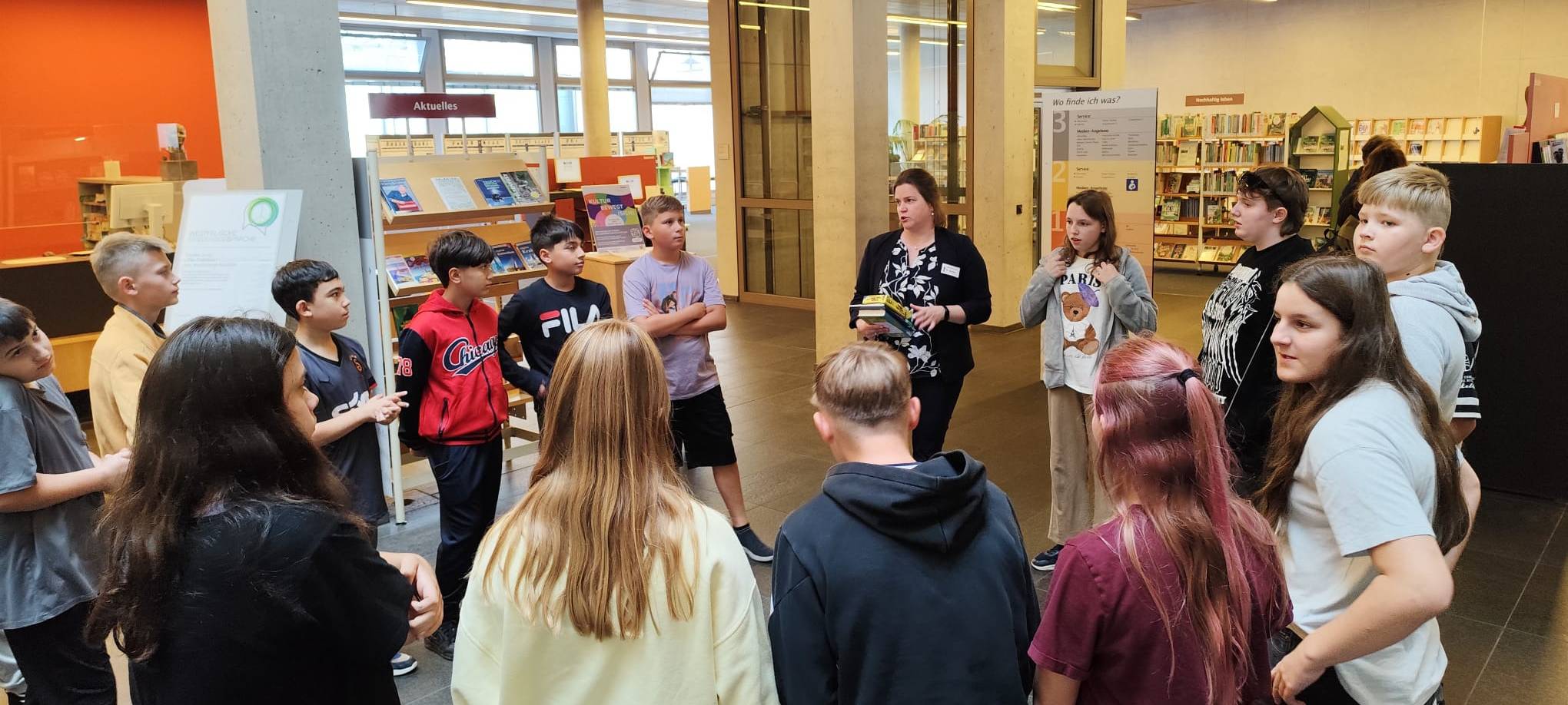 Die Radioklasse schaut hinter die Kulissen der Stadtbücherei