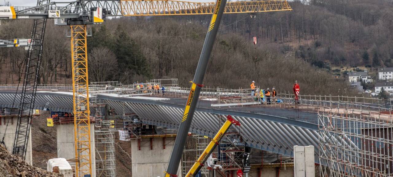 Bei einer "Stahlhochzeit" der Rahmede-Talbrücke werden die beiden Brückenhälften zusammengeführt, um verschweißt werden zu können